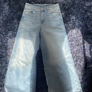 Ljus blåa jeans - Ljus blåa jeans som är vida i slutet av jeansen har väldigt bra pass form