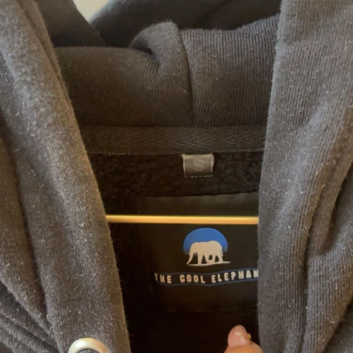 Svart hoodie med blå fjäril The Cool Elephant - 2