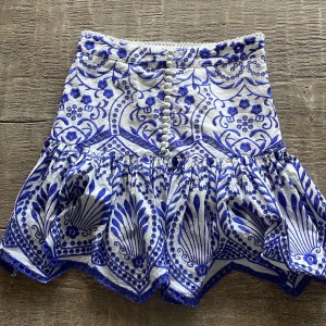 Vit och blå broderad kjol från Zara - Supersöt kortkjol från Zara i vitt med blått broderat blommönster💙