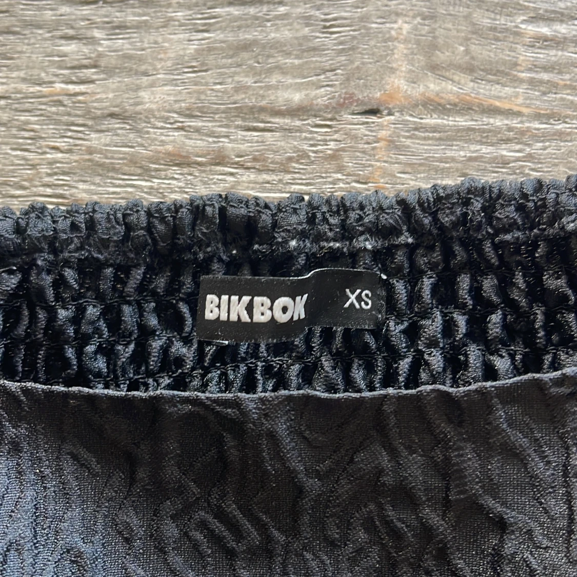 Svart volangblus från BikBok - 2