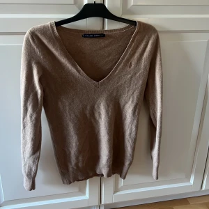Stickad tröja  - Använd stickad tröja från Ralph lauren komemt it till användning längre i storlek xs i färgen brun