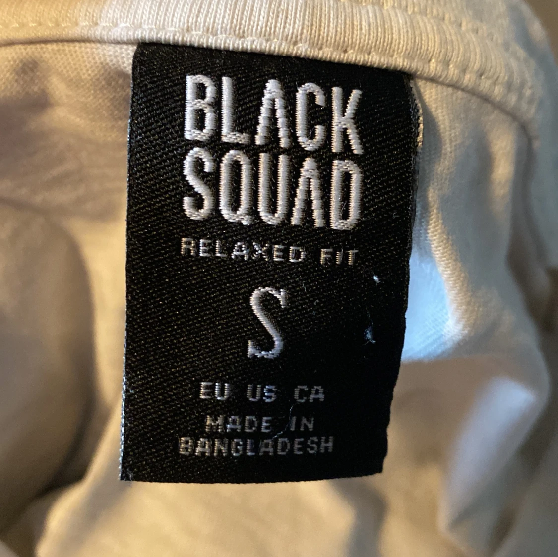Vit t-shirt med draktryck från Black Squad - 2