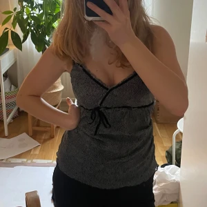  Topp från Mexx - Supersnygg mönstrad topp från Mexx med smala axelband och knytning framtill. Toppen har en v-ringad design och en söt volangkant längst ner. Är storlek M, men passar mig som brukar ha storlek s. Svarar gärna på mer frågor!🫶