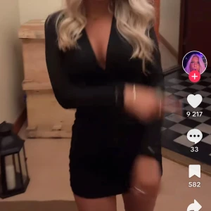 Svart klänning kort - superfin med fin urringning 💓