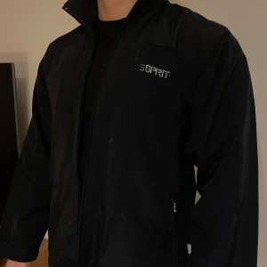 Marinblå jacka från Esprit - Säljer en stilren marinblå jacka från Esprit. Jackan har en dragkedja framtill och är långärmad. Perfekt för en casual look. Passar en M.