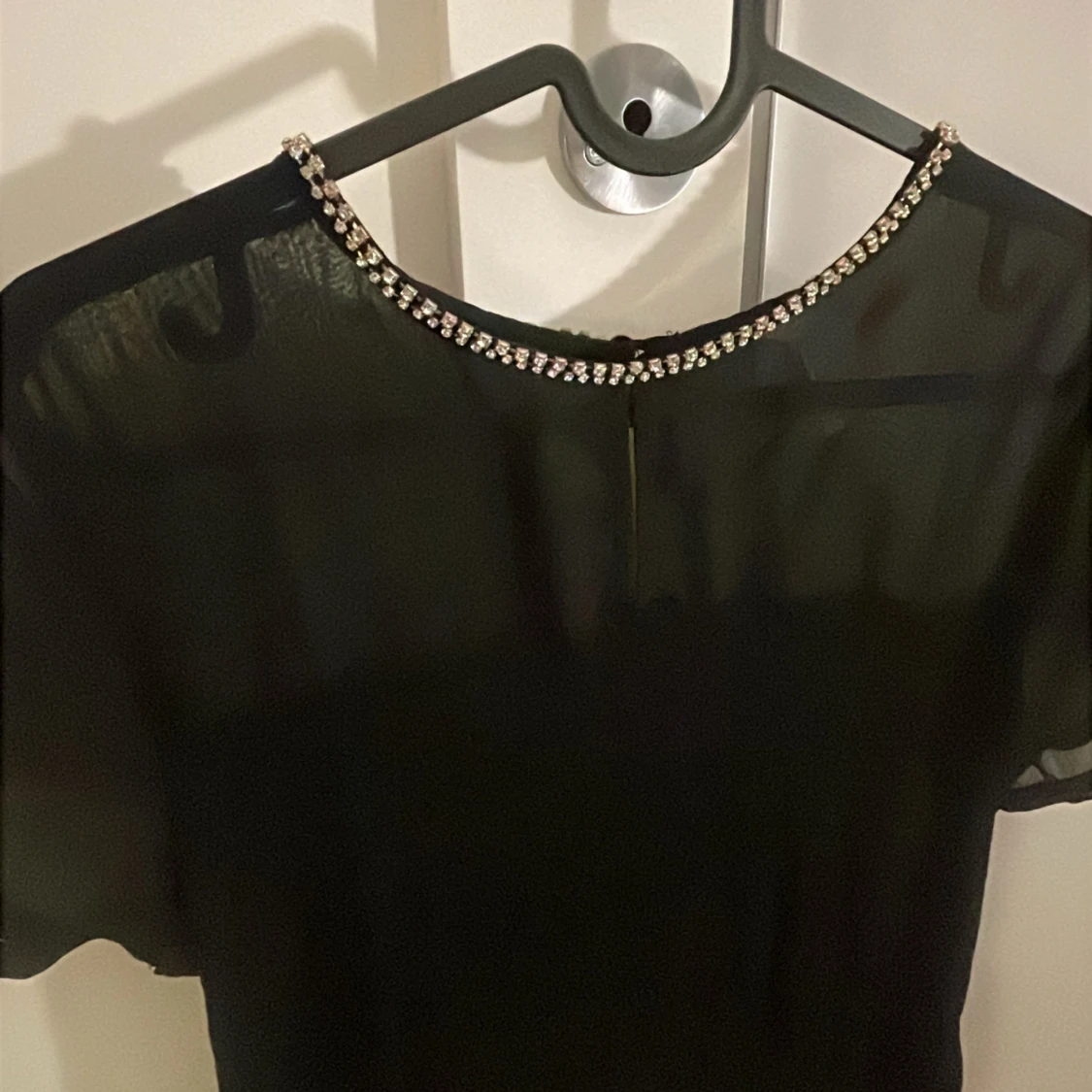 Svart blus med pärldetaljer - 1