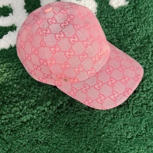 Gucci keps Rosa  - Snygga GG keps inne. Den här gången har vi fått in nya Rosa färg kepsar. Alla är oanvända kommer box osv. Vi har storlekar ”S,M,L”