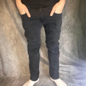 Nudie jeans slim fit - Mycket fint skick | Size 32/32 | modell 180 63 kg | Följare får 100 kr rabbat | fraktar spårbart inom 24 timmar med PostNord eller instabox |