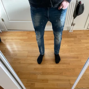 Blå jeans från Supply & Demand - Snygga blå jeans från Supply & Demand med en sliten look och ljusa tvättade detaljer. Säljer eftersom de inte används lika ofta. Storlek 32, 8/10 skick. Pris går att diskuteras vid snabb affär. Hör av dig om du har några frågor🫡