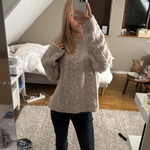 Beige/rosa stickad tröja - Mysig beige stickad tröja med kabelstickat mönster. Knappt använd. Varm och skön. 