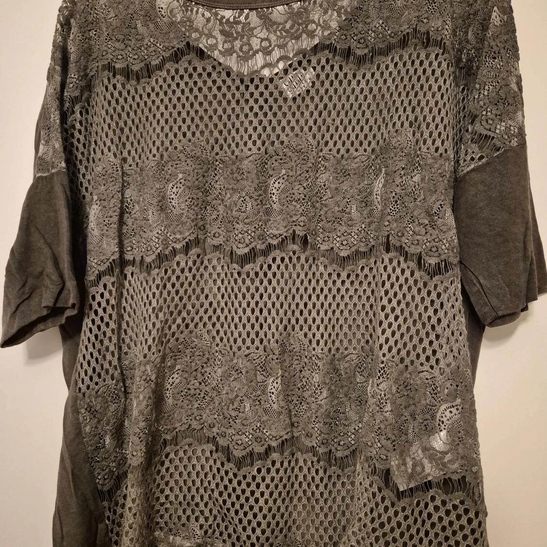 Grå topp med spetsdetaljer