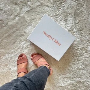 See by Cloé - Skor från SeeByChlé, knappt använda och i fint skick. Material i mocka, skinn och undersula i gummi. Storkel 39.