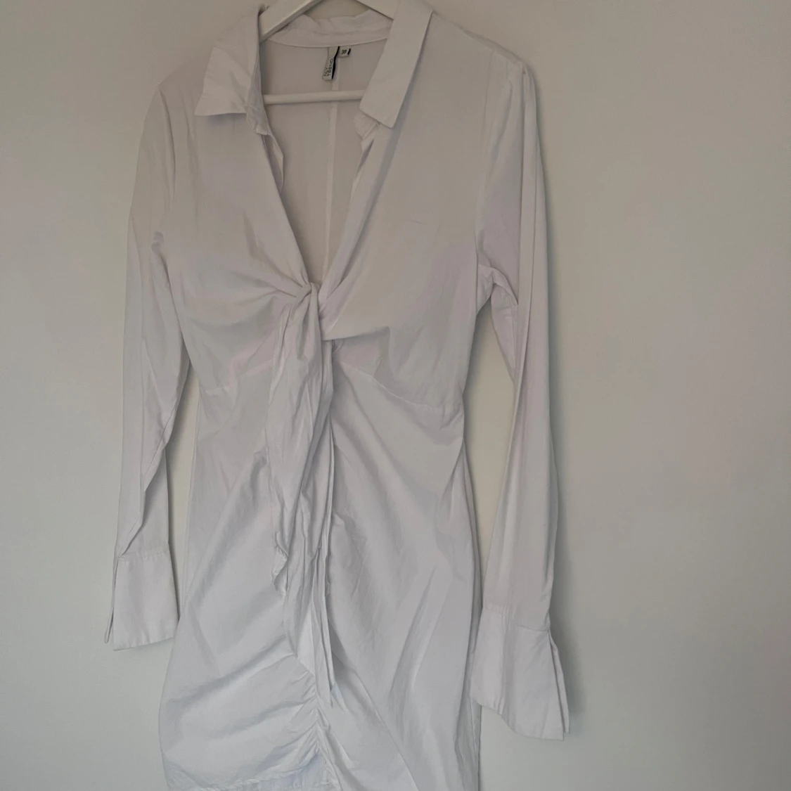 Vit klänning med knytning från Nelly