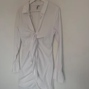 Vit klänning med knytning från Nelly - Skjortklänning med knyte