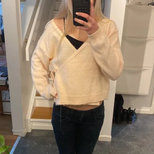 Ljusrosa omlottkofta från Lindex - Säljer en fin ljusrosa omlottkofta från Lindex. Koftan har långa ärmar och knytband i sidan för en justerbar passform. Säljer då den aldrig används! Strl S, pris kan diskuteras. Nypris:400kr (Färgen är mer ljusrosa i verkligheten)