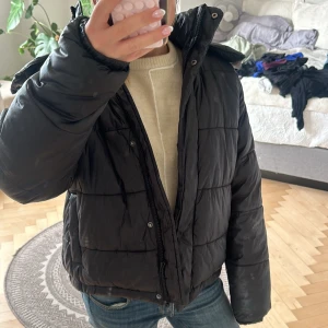 Svart jacka  - Super skön och snygg jacka från Monki! Passar för vår, höst och vinter🥰 Har en huva, dragkedja och knappar. Pris kan självklart diskuteras! Passar toppen för mig som är runt 160. Skriv för mer bilder 