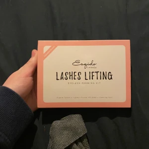 Ögonfranslyft kit från Esqido - Komplett ögonfranslyft kit från Esqido med allt du behöver för att ge dina fransar ett lyft. Dock är clensern slut men inget som påverkar resultatet 