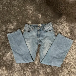 Low Waze Ljusblå jeans  - Säljer ett par klassiska ljusblå low waze jeans från lager 157. Det är aldrig använda då det är för små på mig.