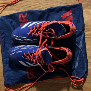 Adidas Predator fold over tounge  - Säljer nu mina predator fold over tounge använt de i 6 träningar ungefär och de va riktigt inte för mig även om det var otrolig sköna skor me bra passform. Kan användas på både gräs och konstgräs vilket är det bästa med dem. Nypris 2900 mitt pris 950 men kan diskuteras!! Påsen på bilden följer med om man vill ha den! Stl är 42 2/3 men passar om man är 42,5 eller 42 PS Nör jag beställde la jag in mitt namn i brodering på sidan av skon!