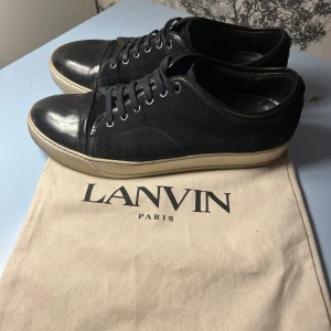 Lanvin cap toe - Tja säljer då ett par riktigt schyssta lanvin i storlek 44 (uk10). Skorna är i bra skick 8.5/10. Riktigt stiliga skor med glans på captoen. Skriv för funderingar. Kan även komma med byten mot andra skor som rockrunners, Gucci ace, loubs, golden goose eller flycrew