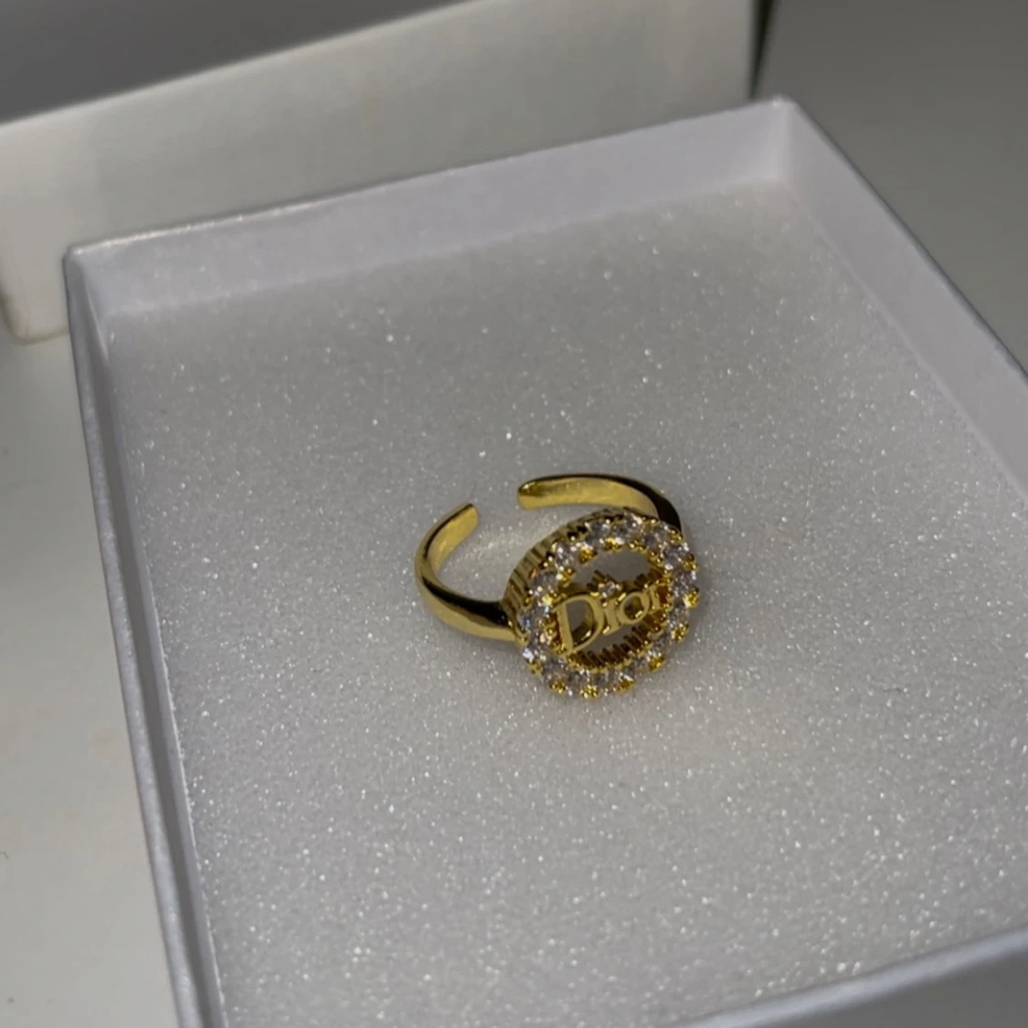 Guldfärgad ring med strass - 2