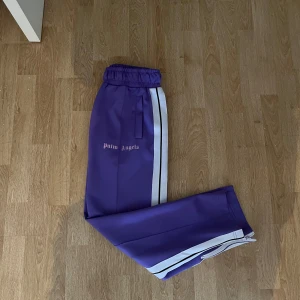 Palm angels byxor  - Märket har blivit lite lätt rosa pga tvättat i fel grad annars bra skick