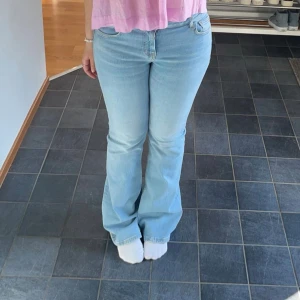 Zara jeans - Ljusblå lågmidjade bootcut jeans från zara. Säljer då de är för stora. Slitna och lite missfärgade bak