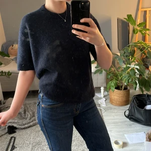 Mörkblå tröja från Gina Tricot - Säljer min stickade kortärmade tröja från Gina tricot!🥰 Köpte den förra året och den har inte används mer än 3 gånger. Pris kan diskuteras💞