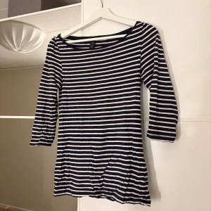 Randig tröja från H&M - Säljer en stilren randig tröja från H&M i blått och vit. Med trekvartsärmar. Hör av er vid funderingar eller om ni vill ha bilder med hur plagget sitter på mig. Titta gärna in mina andra plagg!