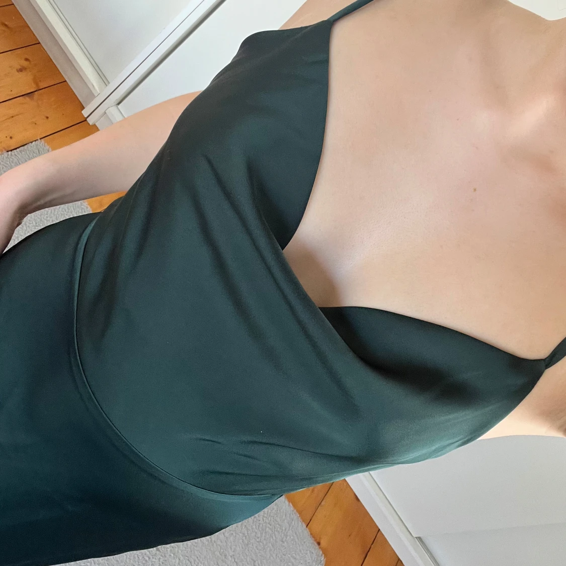 Mörkgrön satin klänning - 2