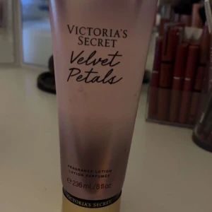 Victoria's Secret Velvet Petals Lotion - Säljer en lyxig body lotion från Victoria's Secret i doften Velvet Petals. Flaskan är rosa och rymmer 236 ml. Perfekt för att återfukta huden och lämna en härlig doft.