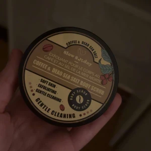 Coffee & Dead Sea Salt Body Scrub - En kroppsskrubb med kaffe och dödahavssalt för mjuk hud och effektiv exfoliering. Perfekt för en skonsam rengöring.