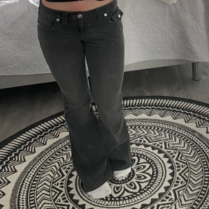 True Religion Jeans  - Säljer dessa snygga jeans som jag aldrig använt då jag köpte fel storlek men var för snabb med att slita av lapparna☺️ pris kan diskuteras🌷 storlek 26