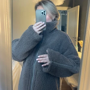 H&M Brun teddyjacka med dragkedja - Populära Teddy jackan från H&M strl.xs 