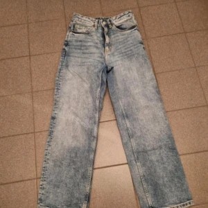 Blå jeansbyxor - Snygga blå jeansbyxor med en klassisk straight fit. De har en traditionell femficksdesign och knappgylf. Perfekta för en avslappnad stil.