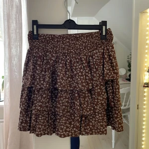 Blommig volangkjol  - En blommig volangkjol från Lindex barnavdelning. Storleken är 146/152 så man kan tolka det som xxs/xs💓