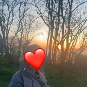 Grå kappa  - Snygg grå kappa från Gina med knappar framtill. Knappt använd och passar till allt. Bara att skriva om du har frågor❤️