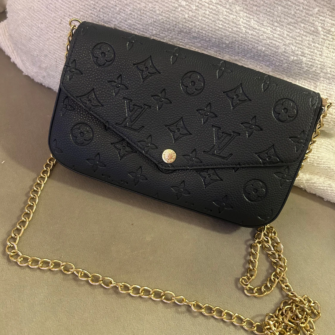 Svart axelväska med kedja