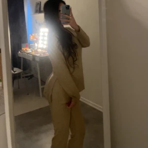 Beige mysig mjukis stickad set. Populärt set från New Yorker - Säljer ett populärt set som är knappt använd från new yorker, en mysig beige stickad tröja med v-ringning. O mjukis byxor 