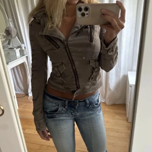 guess vintage jacka  - *lånade bilder /// vintage höst/vår jacka från guess <3 köpt på plick, säljer pga för liten för mig (kan tyvärr inte skicka mer bilder). vid snabb affär kan jag sälja för 330 ❤️