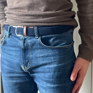 Flätat bälte  - Flätat bälte som passar vardagliga och festliga tillfällen. Bältet är one size och är 120 cm långt.                                                                OBS!! Märket på bild tre varierar, detta pga att vi vill personalisera bältet och göra varje bälte unikt.