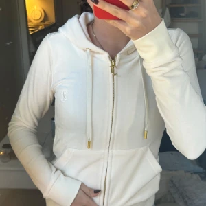 Cremevit juicy couture tröja - Helt ny med lapparna kvar. Cremevit med guldiga detaljer. Storlek xxs men passar xs 