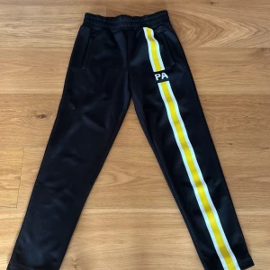 Svarta palm angels byxor - Feta palm angels byxor i jätte bra skick skriv om ni har funderingar eller något annat