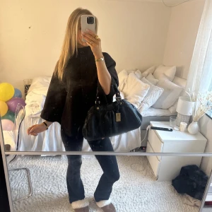 Svart kappa med knappar - Snygg svart kappa/poncho med knappar framtill. Perfekt nu till våren. St 38 men passar mig som brukar ha XS/S💕