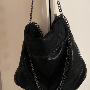 Svart axelväska med kedjedetaljer - Från temu, glittrig yta, kedjedetaljer längs kanterna. 