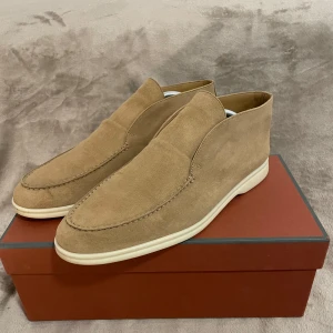 Loro Piana Open Walk - Snygga beige Open Walk från Loro Piana. Nästan helt nya. Skor och dustbag ingår. Boxen har tyvärr använts till annat. Inga byten.