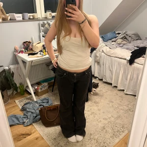 Svarta jeans - Säljer ett par svarta lågmidjade jeans. Använda ett fåtal gånger men är i bra skick. Jeansen har inga tecken på användning förutom lite små slitningar vid hälen.