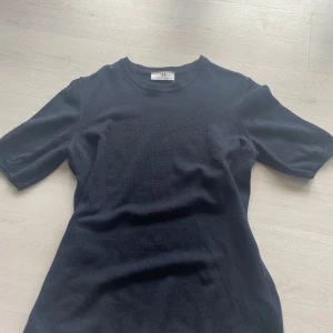 Marinblå stickad tröja korta ärmar - Bra kvalite på tröjan och ett riktigt bra märke då den kostade 800 men köpte för 500. Inte för varm heller