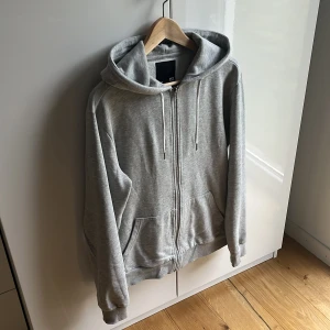 Lager 157 Zip Hoodie  - Rätt så bra i skick, använd en hel del. Men funkar i utmärkt skick! Köptes för 150kr! Storlek M. Lite nopprig. Inga defekter annars 😅 Mvh ItsForFits 🌟