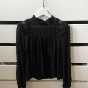 Blus zara - Svart blus i storlek S från Zara. Superbra skick, visar tecken på användning på knappen på ryggen
